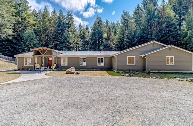 6-Bedroom Retreat in the Redwoods with Private Fishing Pond, Game Room, & WiFi