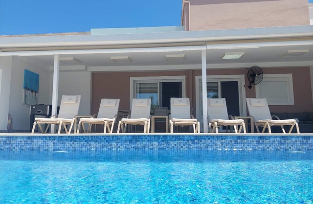 6 bedroom-walking distance to the beach and to Georgioupolis center
