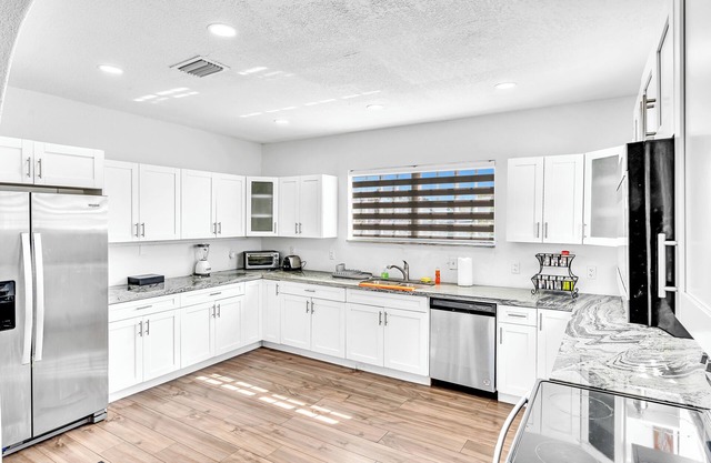 6 Bedrooms 4 bath 2 story home Miami Gardens sleep 20