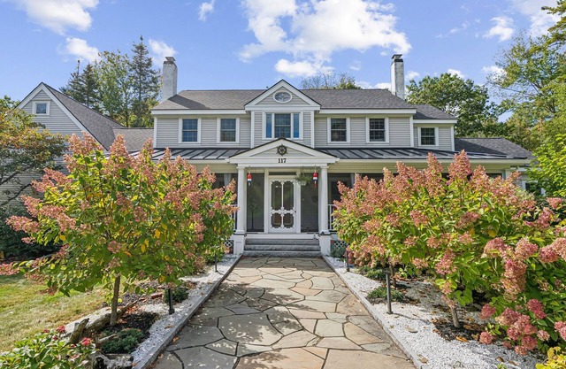 6 bedrooms! Hot tub/firepit/deck/Pet friendly close to beach!