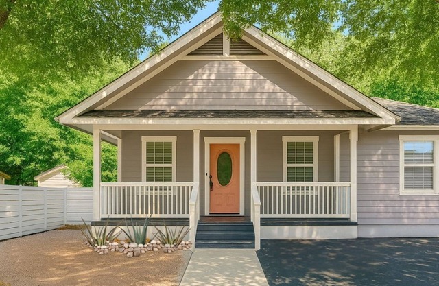 6 Bedrooms l 1 mi to Alamo + Riverwalk l Private Pool l Family + Pet Friendly