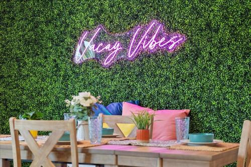 6 Beds 12 Mins To The Beach Pets Ok Fenced Yd