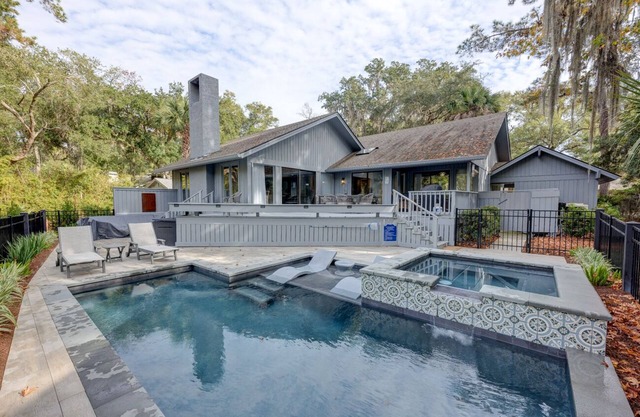 6 Cannon Row: Pet Friendly Home, Free Bikes, Private Pool, Walk to Beach