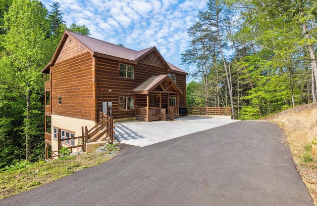 6 King Master Suites, Large Pool, Grill, Hot Tub, Game Room and Theater!