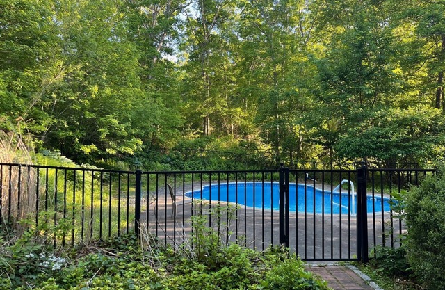 6 Little Lane - Pool Retreat