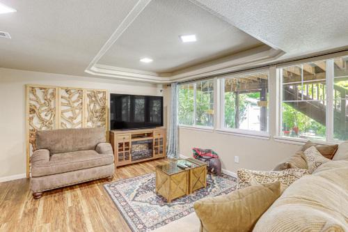 6 Mi to Aurora Reservoir Apt with Patio!