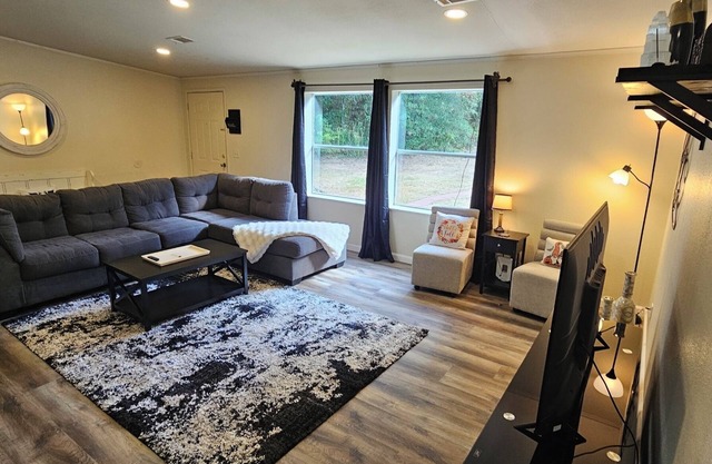 6 miles from Renaissance Festival 3 Bedroom 2 Bath home on 2 acres