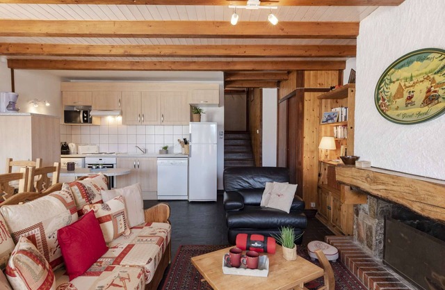 6 Pers Apartment near slopes with fireplace