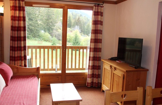 6-person apt with pool, parking & WiFi, ski-in/ski-out.