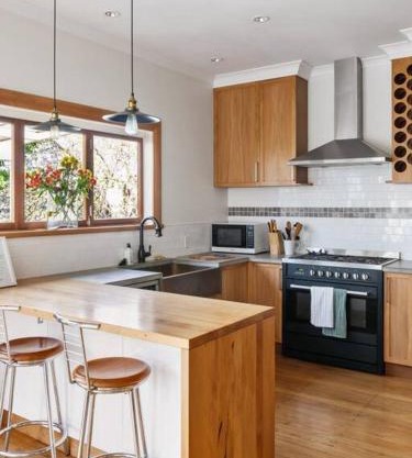 600m to CBD - Riverfront Home