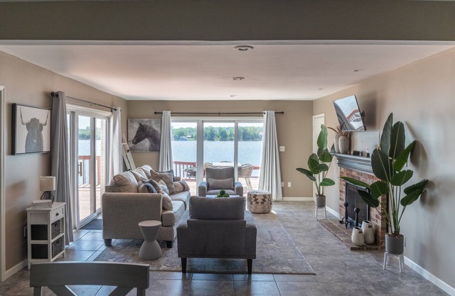 6BD - Riverfront Home w/Gorgeous Views