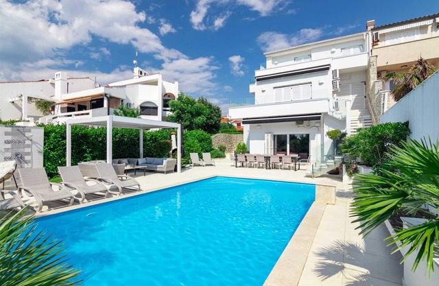 6BD Villa for 12 with Heated Pool, Jacuzzi, First Row to the Sea