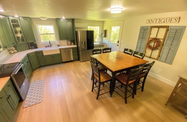 6BR Cozy Farmhouse Retreat w/Sunset Views & Fun