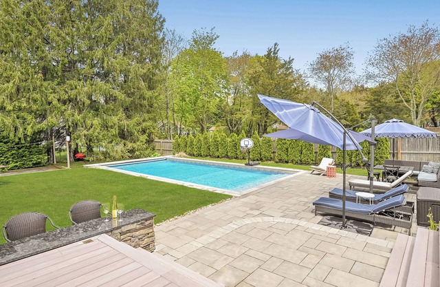 6BR, Saltwater Pool, Bocce, Hot Tub, Sauna. Walk to beach, minutes to vineyards!