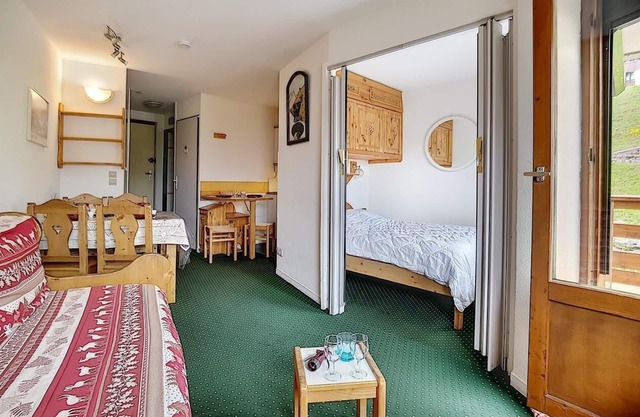 6th floor, view mountain, balcony, tv, ski locker, 25m², Les Menuires