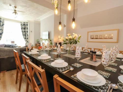 7-Bed Beachside Retreat - Sleeps 14 & Pet Friendly