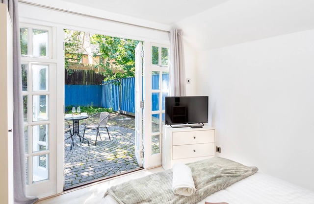 7 Bed Detached Cottage with Free parking and WiFi