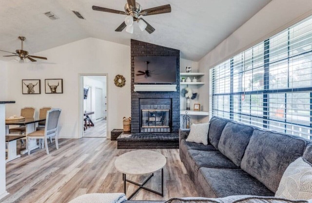 7 Bed Home/Mins to Wineries/Walk to Town Square