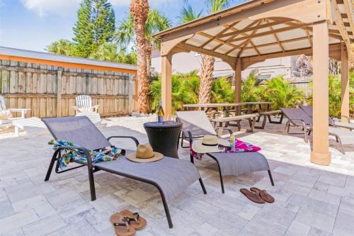 7 Bedroom 5 Bath Home with Cottage on Clearwater Beach!