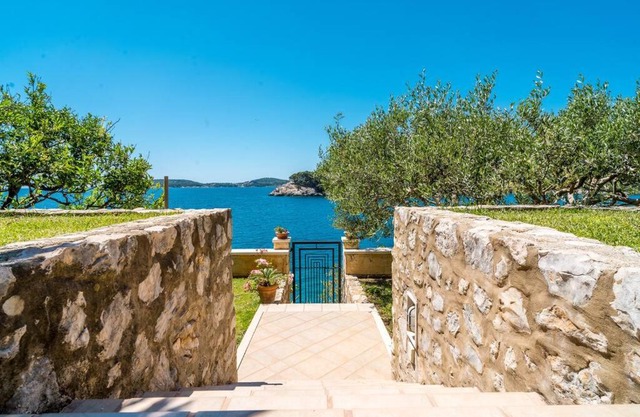 7-Bedroom Villa Sí with Private Sea Access