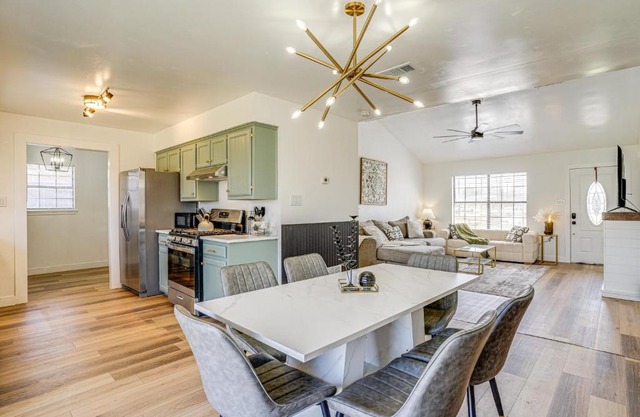 7 Mi to Lake Bridgeport Home with Yard and Grill!