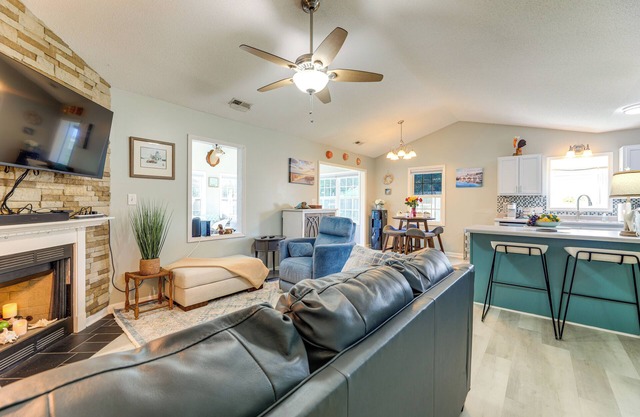 7 Mi to Swansboro Boardwalk: Hubert Rental w/Yard