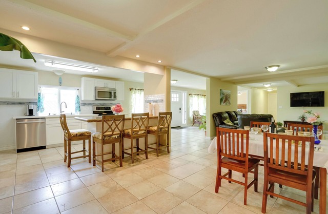 7 Mi to Waikiki: Airy Retreat Near Shops & Eats!