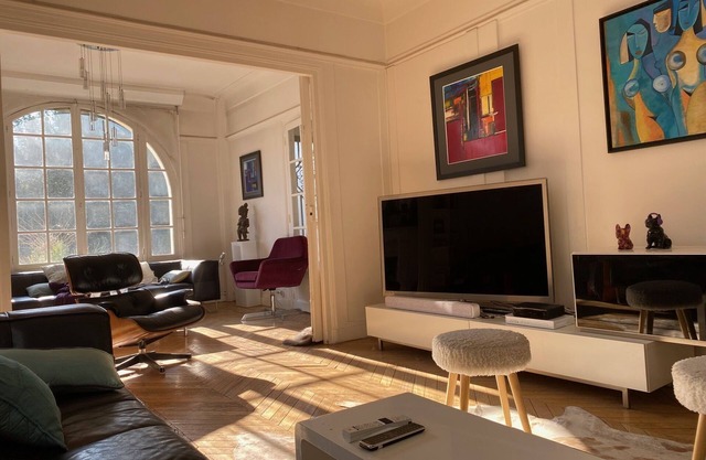 7 min Paris and La Défense 1928 charming Hôtel Particulier with garden +pkg
