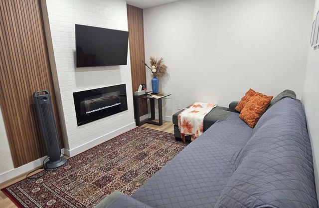 7 minutes to West Edmonton Mall! Entire basement suite in West Edmonton