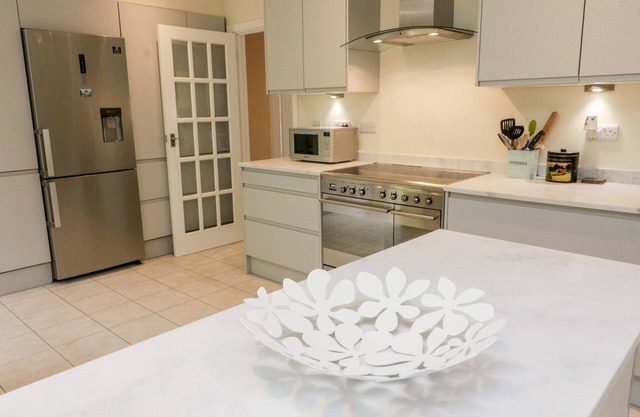 7 OLD RECTORY GARDENS, pet friendly, with a garden in Thurlestone