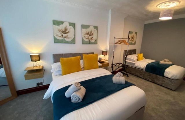 7 Person Home Flat W/parking - Near Swansea Centre