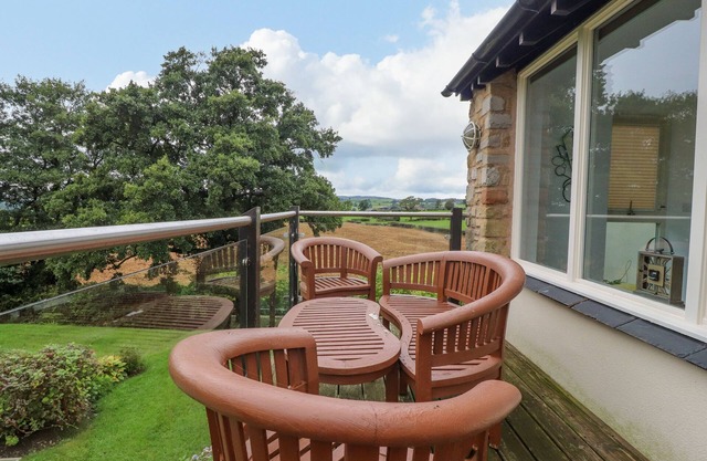 7 THE MEADOWS, family friendly in Kirkby Lonsdale