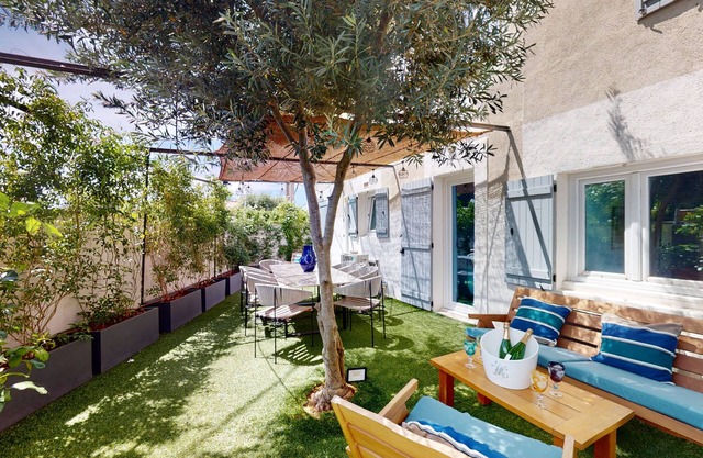 700m from Place des Lices. A guaranteed favorite. Garden with Jacuzzi. Parking