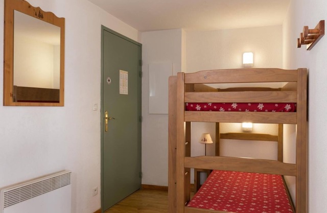 70m from ski slopes, swimming pool, sauna, balcony, parking, tv, 65m², Chamrousse