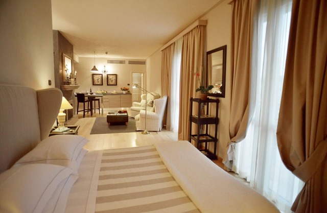 750 square feet, 1 bedrooms, 1 bathroom, kitchen, living room, terrace with view