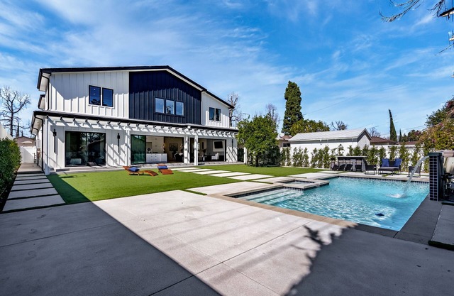 7bed, 6 bath house with pool & jacuzzi, fitness room in terrific Los Angeles