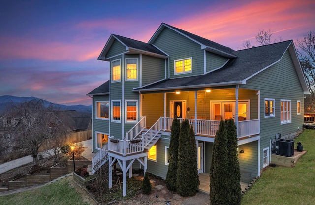 7br Asheville Mansion, Views, Pool, Full Spa, Hot Tub, Gameroom - close to DownT