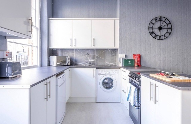 7BR House with Free Parking by Prescott Apartments