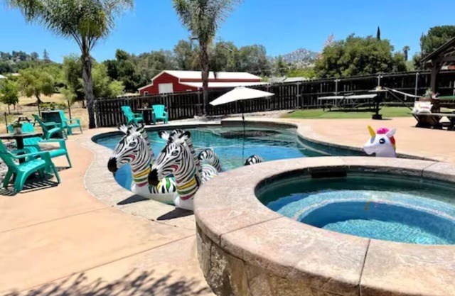 7BR Red Barn Ranch- Pool Hot Tub Game Room Sleeps 18 + Onsite Farm Stand