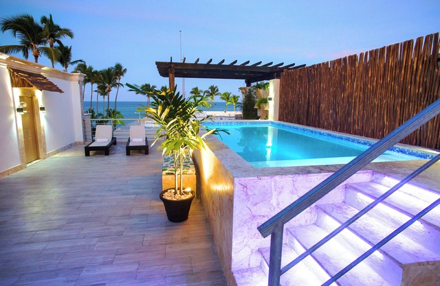 7BR Spacious Multi-Unit Retreat with Rooftop Plunge Pool - Walk to Beach +Bonus