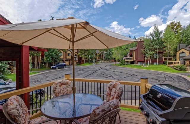 7th Nt Free! Pvt Patio, BBQ and Hot Tub. Garage. Trails, Shuttle, Walk to Town