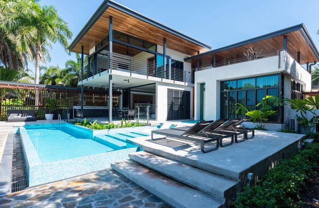 8 Beachfront Mirage - 6 Bedroom Luxury Home in Exclusive Position