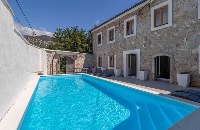 8 bedroom cozy home in Tribalj