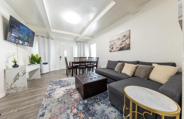 8 Beds Home with 4 Car Parking Space - Near DTLB