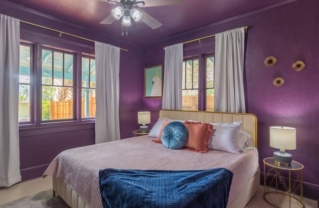 8 beds! Steps 2 Ocean Center/Cowboy Pool/Beach