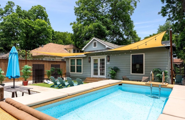 8 blocks from DT Austin Group Getaway with Pool
