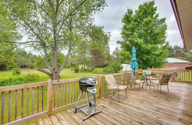 8 Mi to Crystal Mountain: Peaceful Up North Home