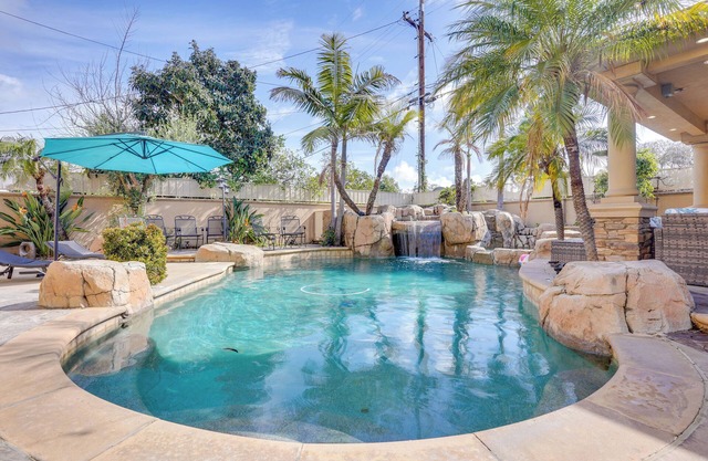 8 Mi to Disney: Santa Ana Home w/Bar & Patio!