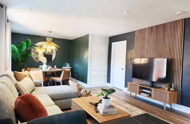 8 minutes to downtown Ottawa Private HOT TUB sleeps 10