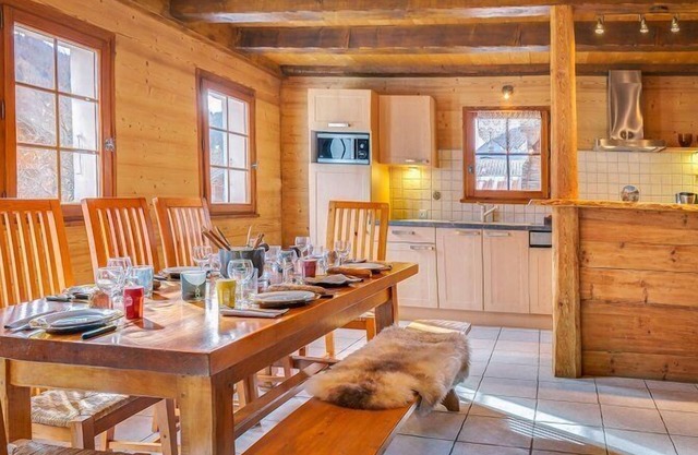 8-person flat in adjoining chalet, village centre, close to slopes